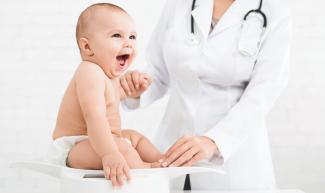 Neurocirugía Pediátrica-Bebe con médico - Sección Principal.jpg